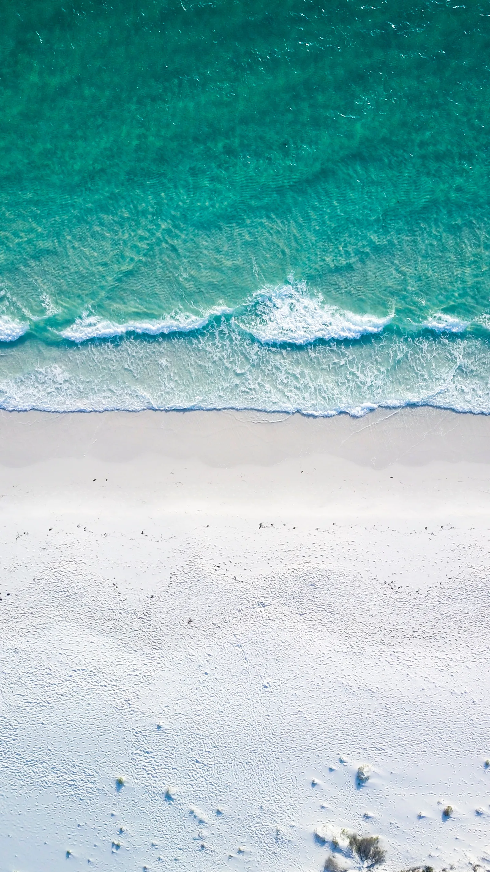 Sandstrand und Meer aus der Luft